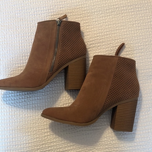 Universal Thread Booties - Picture 3 of 4